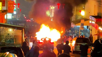 Robotický autonómny elektromobil skončil v plameňoch po zúrivom útoku davu