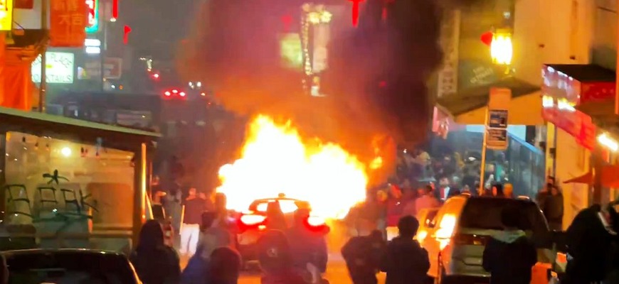 Robotický autonómny elektromobil skončil v plameňoch po zúrivom útoku davu