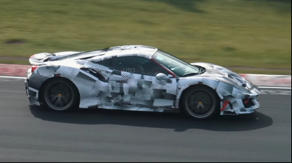 FERRARI 488 PISTA JE ZBRAŇ NA NÜRBURGRING