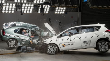 Ako dopadne v crashteste Toyota Corolla z roku 1998 proti 2015?
