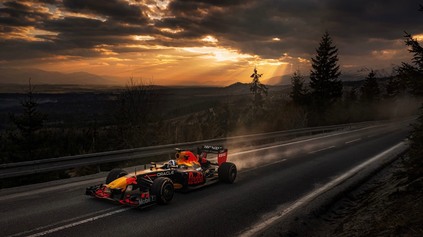 RED BULL ZVEREJNIL FILM O VÝLETE F1 NA SLOVENSKU A ČESKU. LEPŠIU REKLAMU SME VO SVETE NEMALI