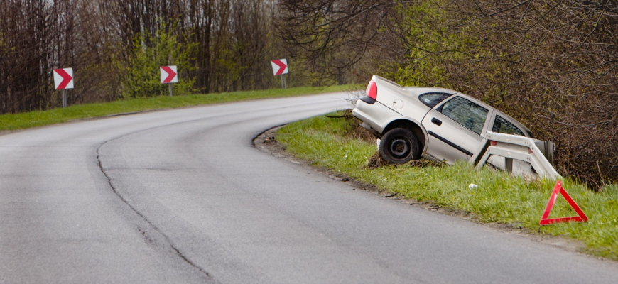 Zastavíte, keď zbadáte havarované auto?