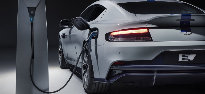 Súčasná elektromobilita viac škodí ako prospieva, tvrdí šéf Aston Martinu