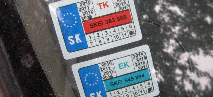 Od júla 2021 nemusíte mať na skle nálepky STK a EK