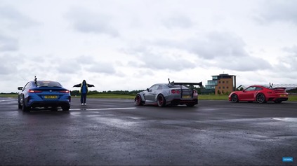 DRAG RACE NISSAN GT-R PROTI BMW M8 A PORSCHE 911 TURBO S