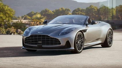 NOVÝ ASTON MARTIN DB12 VOLANTE: OSEMVALEC A 325 KM/H S VETROM VO VLASOCH