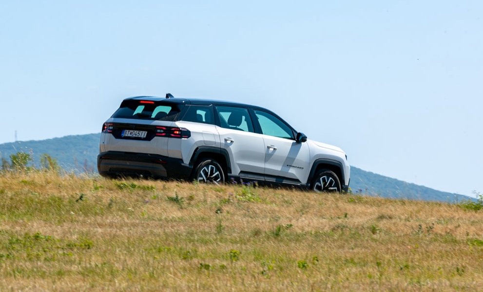 TEST JEEP COMPASS: PEUGEOT POD KOŽOU, JEEP NAVONOK. AKO FUNGUJE TÁTO KOMBINÁCIA?