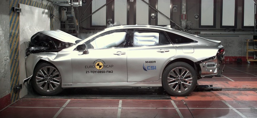 Toyota Mirai Euro NCAP test: prvý vodíkový sedan to má za sebou. Je bezpečné v ňom búrať?