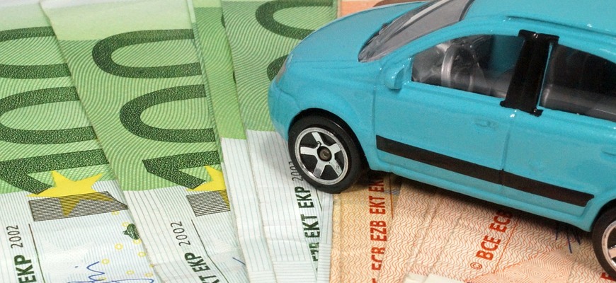 Benzínové jazdené autá sú lacnejšie v priemere o 1700 € a s menším nájazdom než dieselové