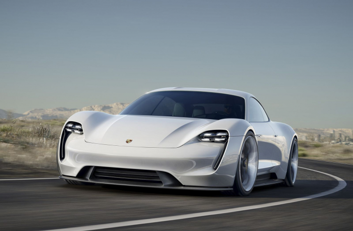 PORSCHE MISSION E PREJDE 500 KM A DOBIJE SA ZA 15 MINÚT