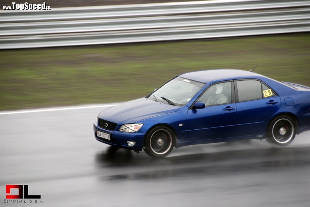 Lexus IS200 si to šinie po cieľovej rovinke na akcií RacingWheels Day na Slovakiaringu