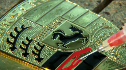 PORSCHE VÁM ZNESIE AJ MODRÉ Z NEBA. ALEBO NAPRÍKLAD NOVÝ OLDSCHOOL EMBLÉM.