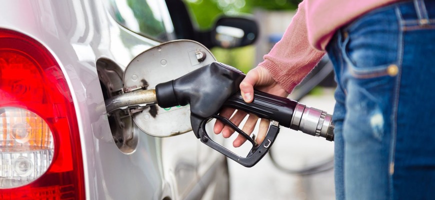 Ceny palív klesajú naďalej, bude nafta znovu lacnejšia ako benzín?