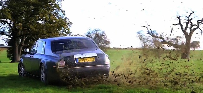 Toto musíš vidieť! Rolls Royce Phantom rally štýlom na poli!
