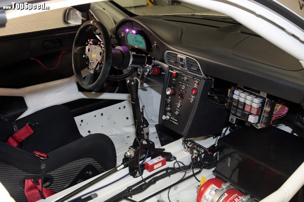 Klímu či rádio v Porsche 911 GT3 R nehľadajte...