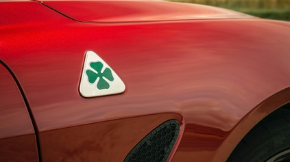 NAJZNÁMEJŠÍ AUTOMOBILOVÝ ŠTVORLÍSTOK QUADRIFOGLIO OD ALFY ROMEO OSLAVUJE STOROČIE NA SCÉNE