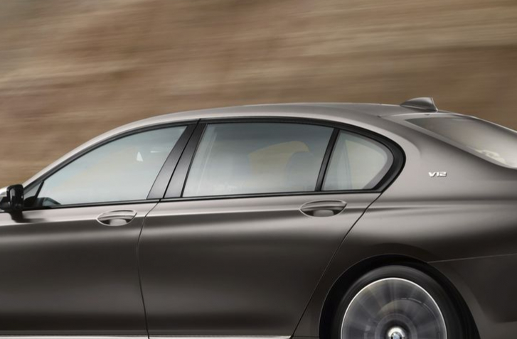 BMW M760Li xDrive dokáže cestovať rýchlosťou 305 km/h