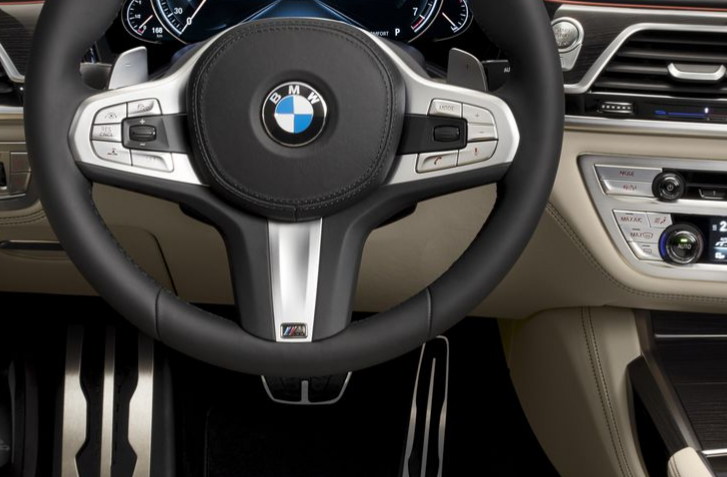 BMW M760Li xDrive dokáže cestovať rýchlosťou 305 km/h
