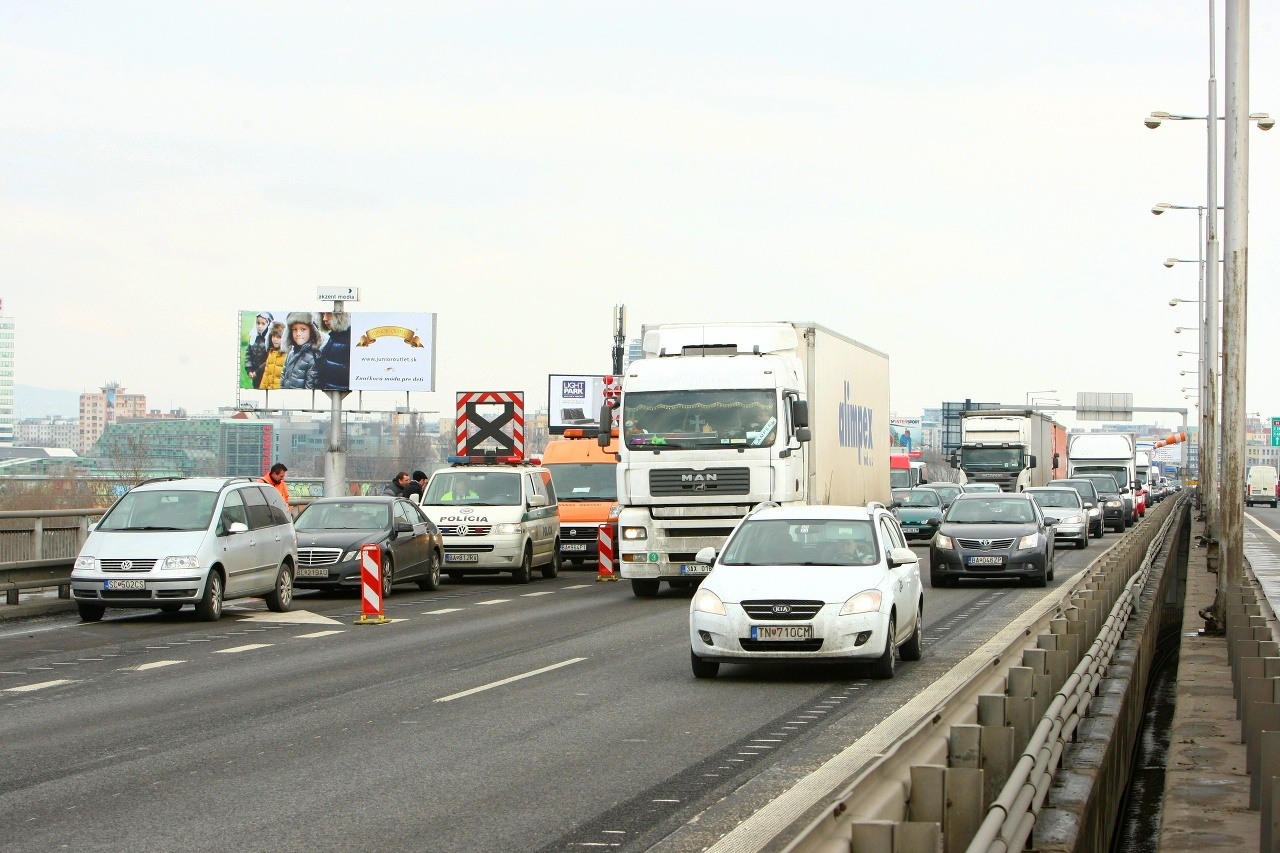Obmedzenia na pristavnom moste pre opravu mostnych zaverov v roku 2016
