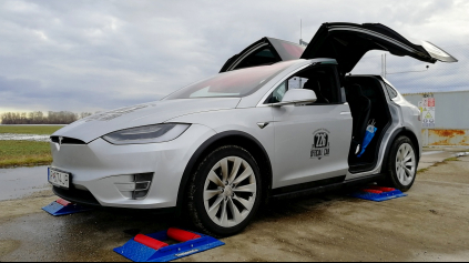 Tesla Model X 4x4 test