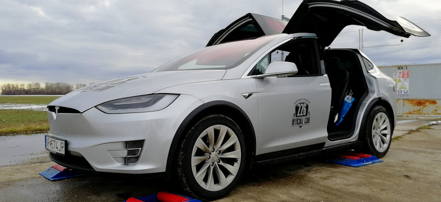 Tesla Model X 4x4 test