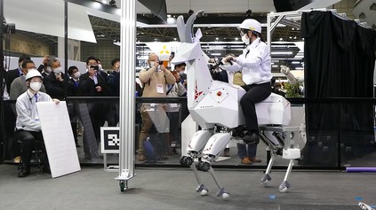 Desaťkolesový štvornohý robotický „skúter“ Kawasaki ukazuje, v akej zvláštnej dobe žijeme