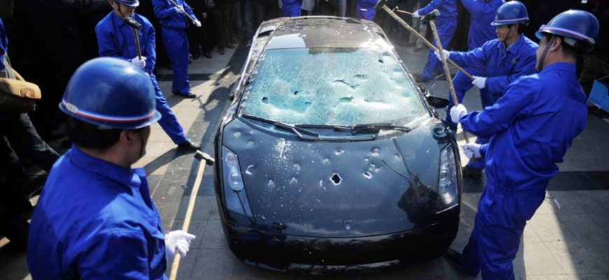 Sklamaný majiteľ nechal zničiť svoje Lamborghini
