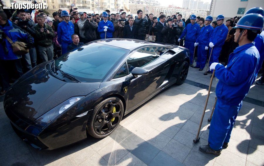 Nespokojný zákazník? Presne tak! A toto Lamborghini Gallardo si to odnesie, žiaľ... (c) Wu Hong / EPA