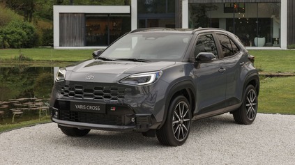 TOYOTA YARIS CROSS PO FACELIFTE: NOVÁ TVÁR A NA NIEKTORÝCH TRHOCH STRATA ZÁKLADNÉHO HYBRIDU