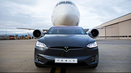 Tesla Model X odtiahla 130-tonový Boeing 787-9