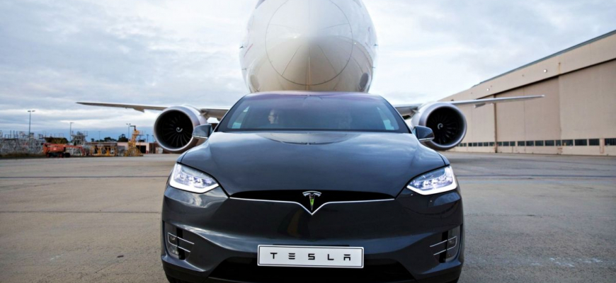 Tesla Model X odtiahla 130-tonový Boeing 787-9