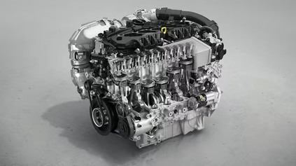 Mazda odhodlane tvrdí, že benzínové a dieselové motory majú stále budúcnosť
