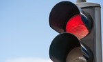 Nový semafor povolí na jedinú farbu prechádzať križovatkou aj zastaviť. Môže pravidlo fungovať?