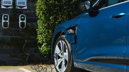 DOTÁCIE NA ELEKTROMOBILY CHUDOBNÝM BERÚ A BOHATÝM DÁVAJÚ