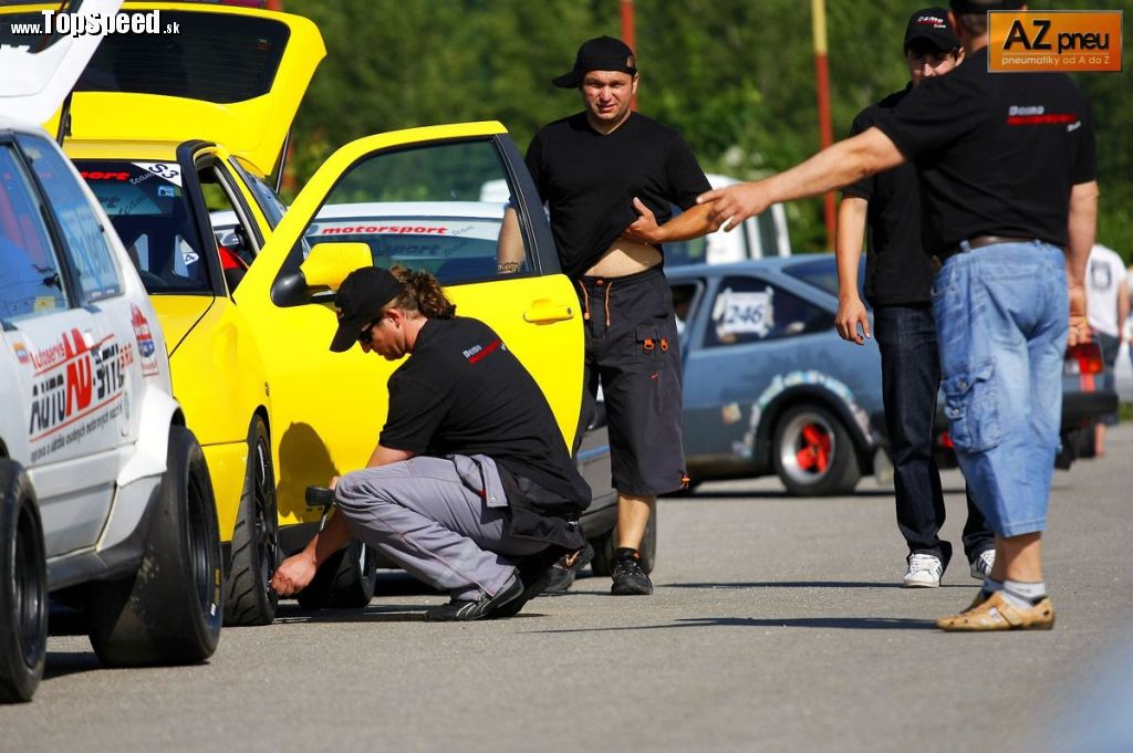 Samozrejme, príprava je hlavná téma aj v depe. Tlaky v pneu sú jedným z najdôležitejších faktorov. Ibizu Cupra2 kontroluje Andrej Bognár.