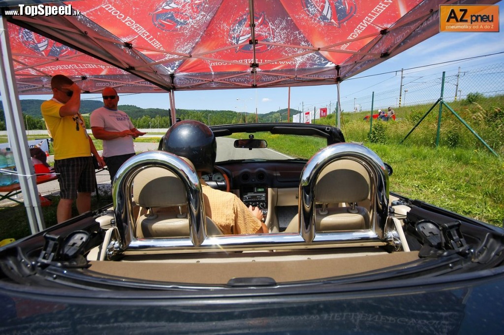 Aj v otvorenom aute je jazdcom na pretekoch horúco, môže za to beťár adrenalín.