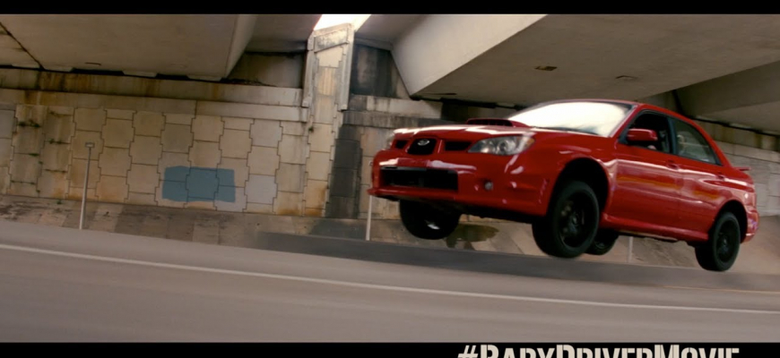 Film Baby Driver sľubuje tučnú auto-akčnú zábavu