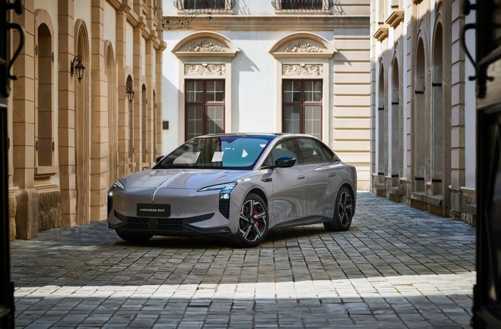 NOVÝ HONGQI EH7: PRVÝ ELEKTRICKÝ MODEL ČÍNSKEJ ZNAČKY NA SLOVENSKU