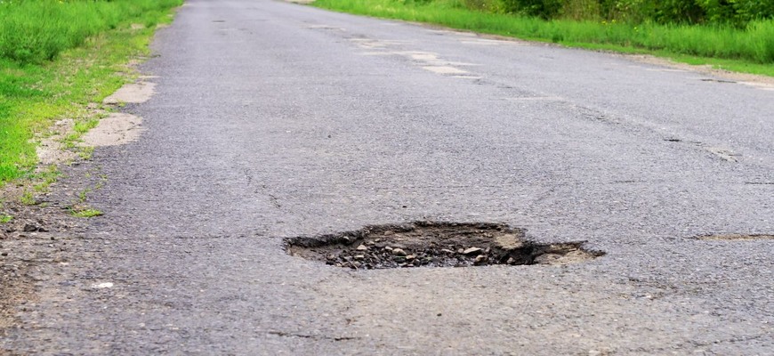 Nové Mercedesy sa budú navzájom upozorňovať na najväčšie nešváry našich ciest