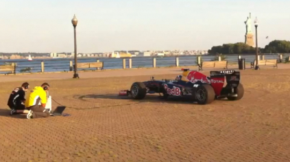 POZRITE AKO INFINITI RED BULL F1 HRÁ MOTOROM AMERICKÚ HYMNU