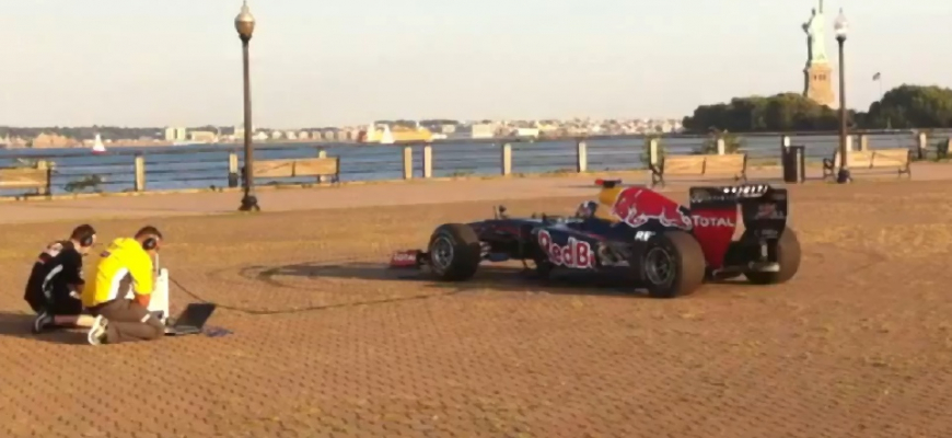 Pozrite ako Infiniti Red Bull F1 hrá motorom americkú hymnu
