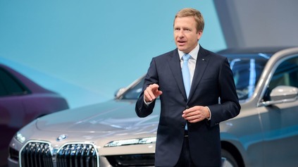 Šéf BMW varuje pred zákazom spaľovacích motorov, lepší ako baterky je podľa neho vodík