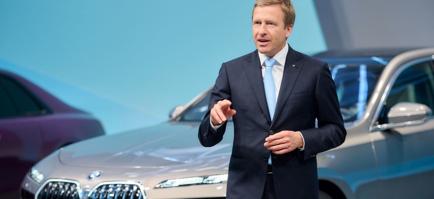 Šéf BMW varuje pred zákazom spaľovacích motorov, lepší ako baterky je podľa neho vodík