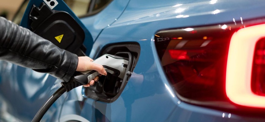 Daň za auto 450 eur ročne? Zaplatia ju aj Slováci?