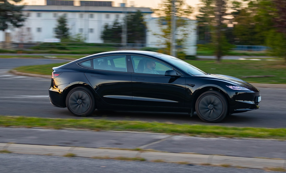 TEST TESLA MODEL 3 STANDARD RANGE: NEMÝ KNIGHT RIDER