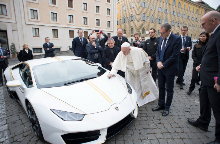 PÁPEŽ DOSTAL LAMBORGHINI HURACAN. DLHO MU NEOSTANE