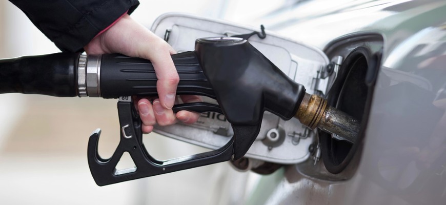 Cena ropy padla na minimum od roku 2020. Budeme tankovať lacnejšie?