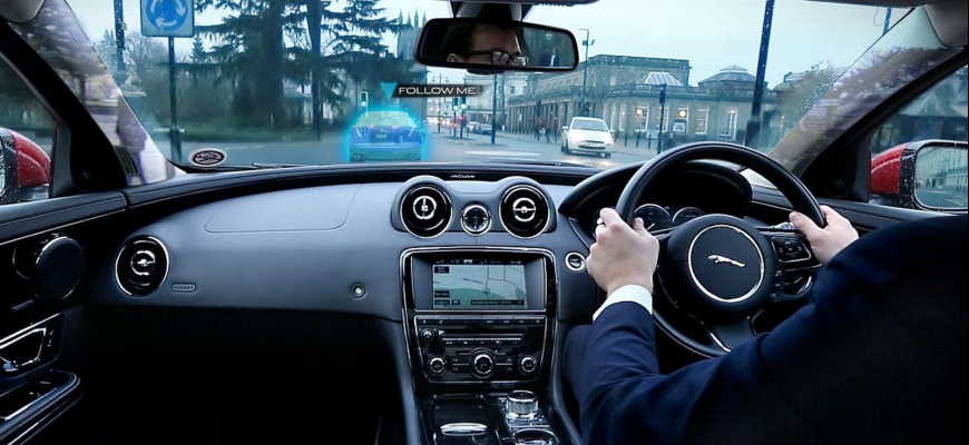 Jaguar pracuje na priehľadných stĺpikoch karosérie a virtuálnom navigátorovi