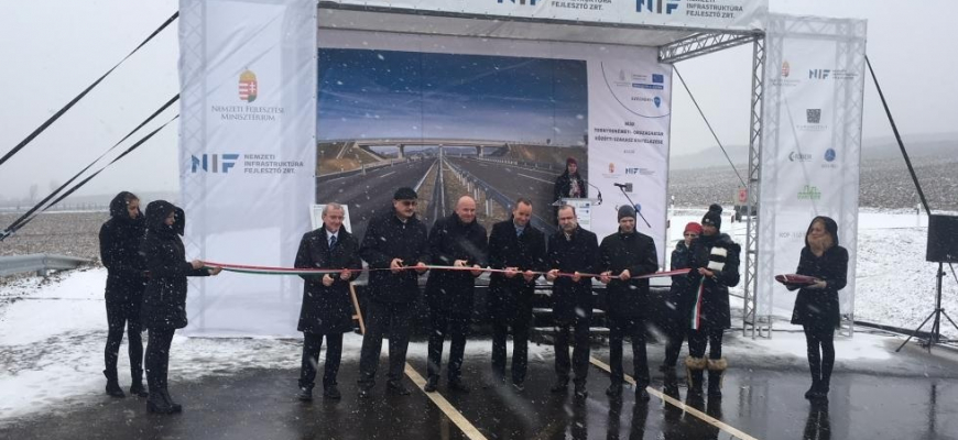 Maďarská rýchlostná cesta M30 na hraniciach so SR je otvorená