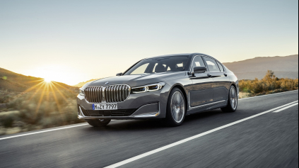 Aj modernizované BMW 7 má nevkusné ľadviny, no vracia do ponuky V12